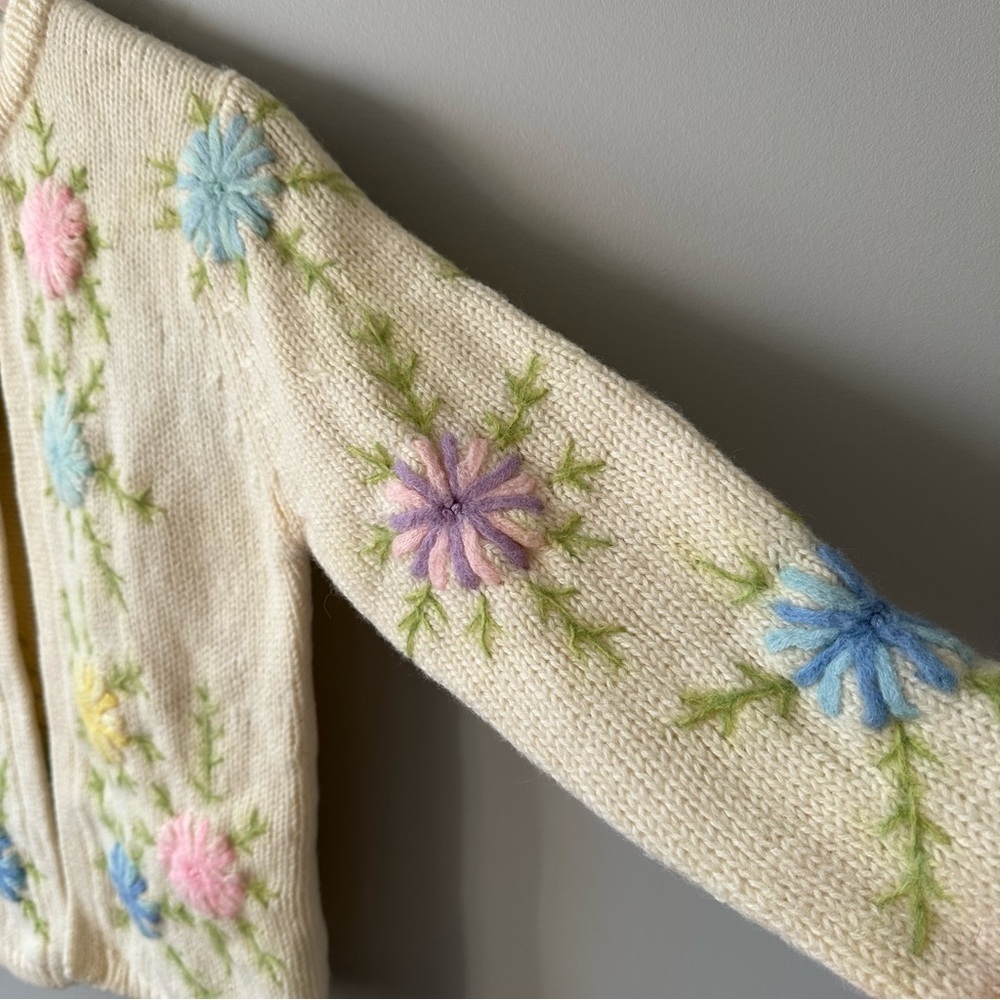 Vintage Hand-Loomed Wool Floral Cardigan – Made in Hong Kong Small 50s 60s - Picture 5 of 16